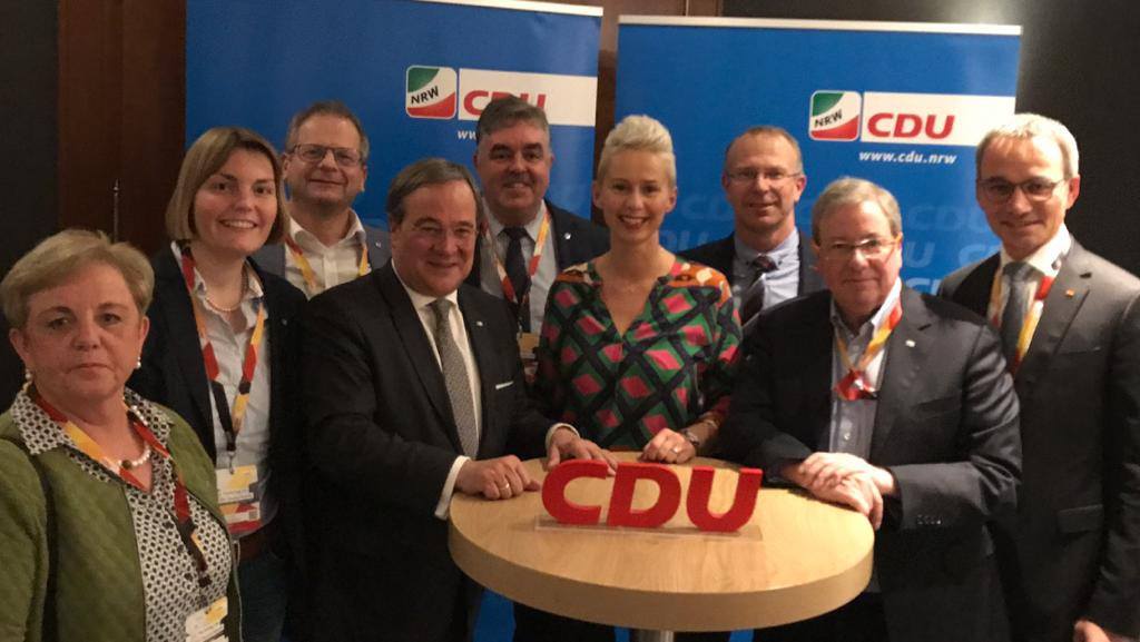 Die Heinsberger Delegierten beim CDU-Bundesparteitag 2019 im Gespräch mit Armin Laschet und Silvia Breher